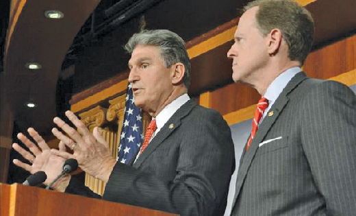 El senador demócrata, Joe Manchin y Pat Toomey senador republicano por Pensilvania durante una rueda de prensa celebrada en el Capitolio, Washington, EE.UU., este 10 de abril.