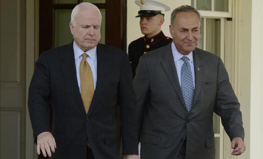 “Muchos de nuestros amigos de la comunidad hispana no están muy contentos cuando ven los requisitos (que se proponen) para acceder a la ciudadanía”, indicó McCain, quien se refirió a un proceso de 13 años hasta poder ser naturalizado estadounidense.