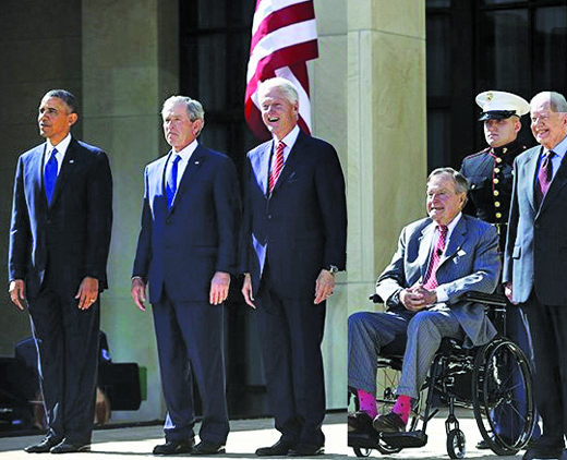 Bush fue homenajeado por su padre, George H. W. Bush, y los dos demócratas sobrevivientes, Bill Clinton y Jimmy Carter. El presidente Barack Obama también habló.