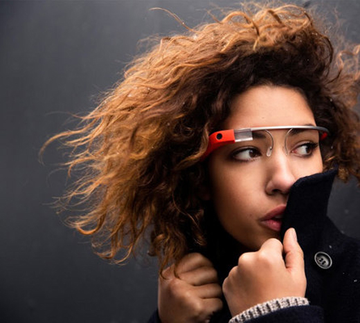 Google ha revelado formalmente algunos detalles técnicos de las ‘Google Glass’, unas gafas conectadas a Internet que le permitirán a las personas obtener información e intercambiar datos con Internet y sus perfiles.