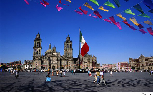 Plaza en Mexico en 5 de Mayo celebrando la Independencia de Mexico