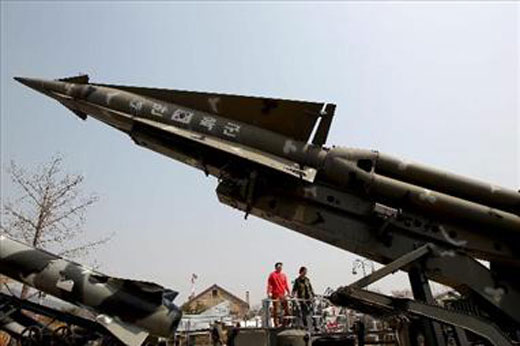 Corea del Norte trasladó un misíl de “considerable alcance” a su costa oriental, dijo el jueves el ministro surcoreano de Defensa, pero agregó que no hay indicios de que Pyongyang se disponga a lanzar una guerra a gran escala.