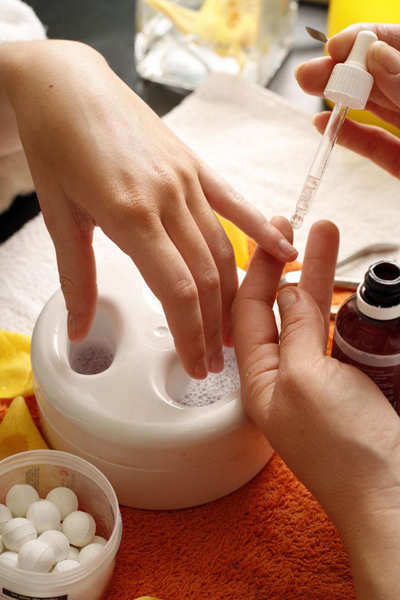 Mezcla tu crema común con azúcar morena, aplícala en tus manos y déjala tres minutos. Mantén hidratadas tus manos.
