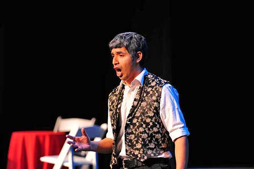 Peruano canta opera