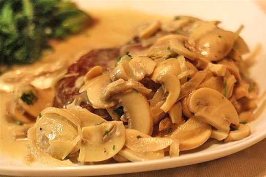 Carne con salsa de champinones