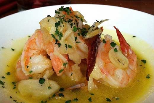Camarones al ajillo