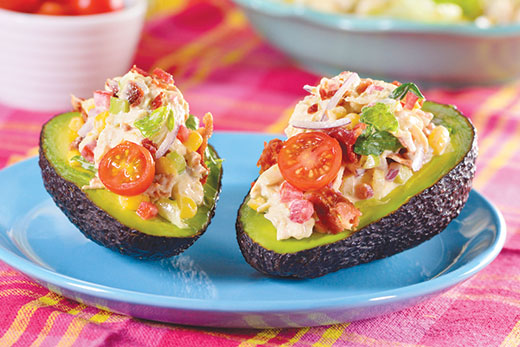 Aguacate y ensalada de pollo